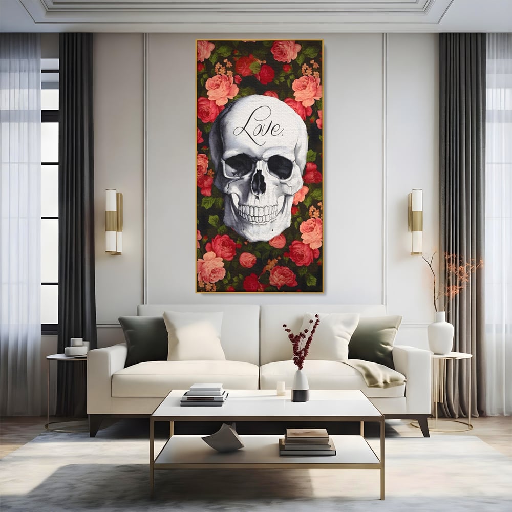 Tablou canvas cu tablou canvas cu craniu si trandafiri, in rama de aluminiu auriu, pe perete intr-un living